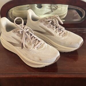 Brooks Women's Cream Athletic Shoes